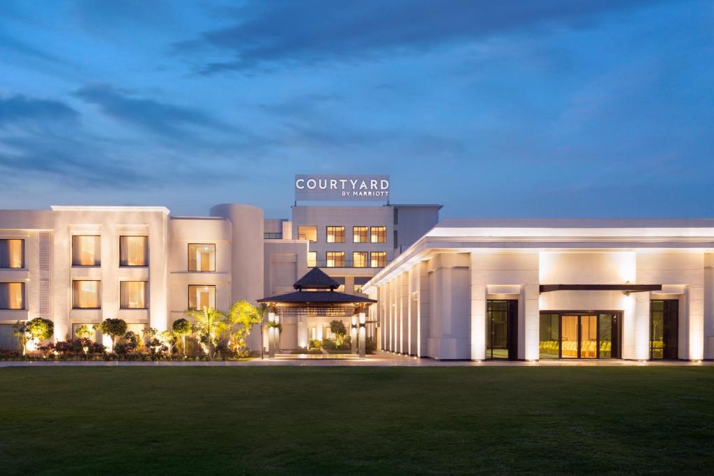 Courtyard By Marriott Hotel Taramandal Gorakhpur Escorts Service